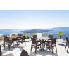 Záhradný stôl Ibiza 80 z vysokokvalitného materiálu, umelého ratanu a laminátu v hnedej farbe.