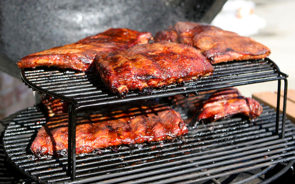 Grilovanie v záhradnom grile Kamado z keramiky